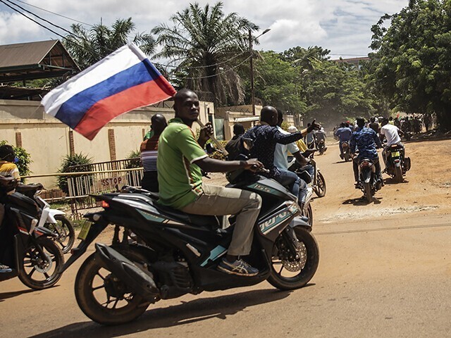 В столице Буркина-Фасо народ приветствует путчистов флагами России