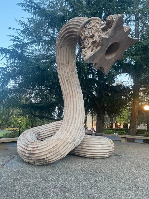 7. «Похоже, в Стэнфорде есть гигантская статуя греко-римского песчаного червя на территории кампуса»