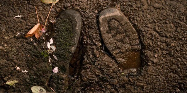 14. «Эту пару обуви я нашел в бетоне столетней давности, разрушенном водопадом»