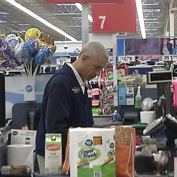 20. "В местном магазине Walmart работает Обама"