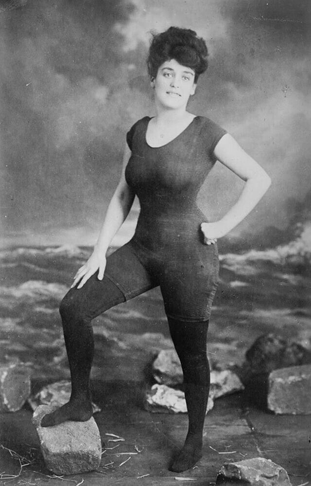 Аннет Келлерман пропагандирует право женщин носить облегающую цельную одежду для купания. Она была арестована за непристойное поведение, 1907 год