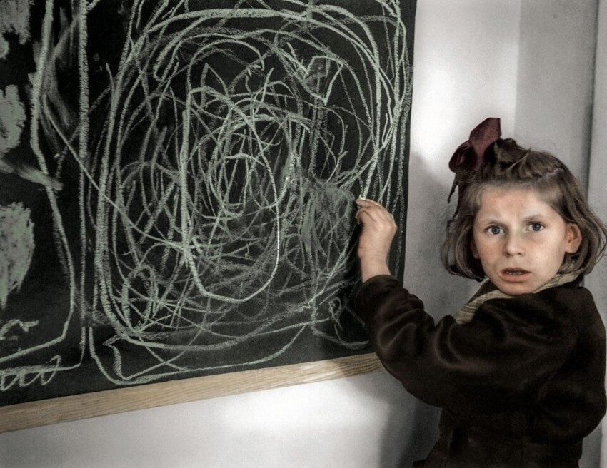 Эта маленькая девочка выросла в концентрационном лагере. Так она рисовала свой “дом”, Варшава, Польша, 1948 год (раскрашенное фото)
