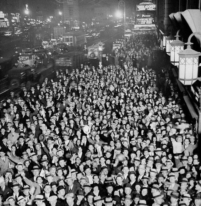 5 декабря 1933 в США отменили "сухой закон" . Тысячи людей вышли на улицу отпраздновать это событие