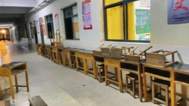 Отец школьницы на собственные деньги купил новую мебель для всего класса