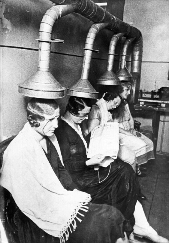 Московские модницы в парикмахерской, 1932 г. Фото: Эмиль Штрасберг