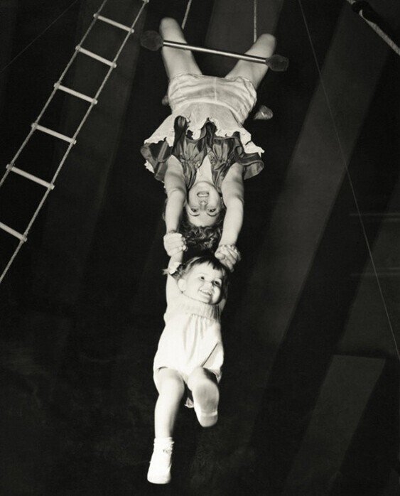 Акробатка на трапеции цирка Чессингтона со своей 20-месячной дочерью, 1954 год