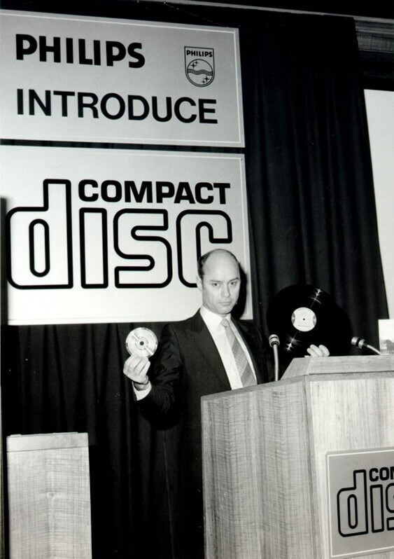 Йооп Синжу из Philips представляет миру первый компакт-диск. Голландия, март 1979 года