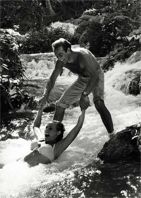Урсула Андресс и Шон Коннери освежаются в реке во время съемок фильма «Доктор Ноу», 1962 год