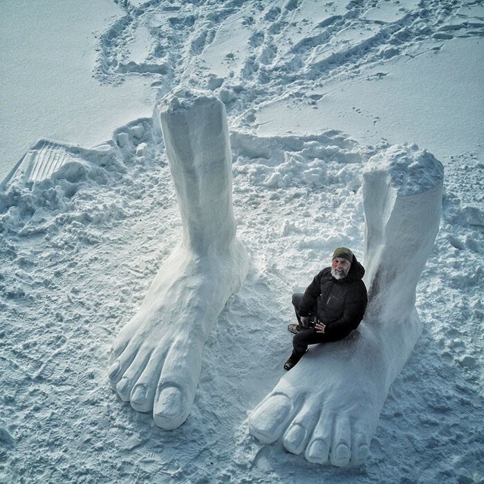 34. "Я поставил на ноги полметра снега на озере на севере Онтарио. Час спустя к ним подошли 5 оленей и понюхали их"