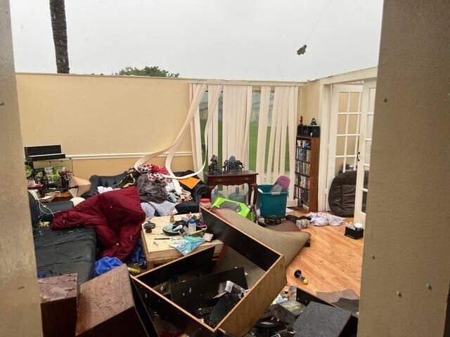 Ураган снёс крышу с моего дома, и уничтожил почти всё, что у меня было