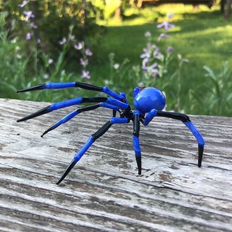 Реалистичные фигурки пауков, сделанные из стекла