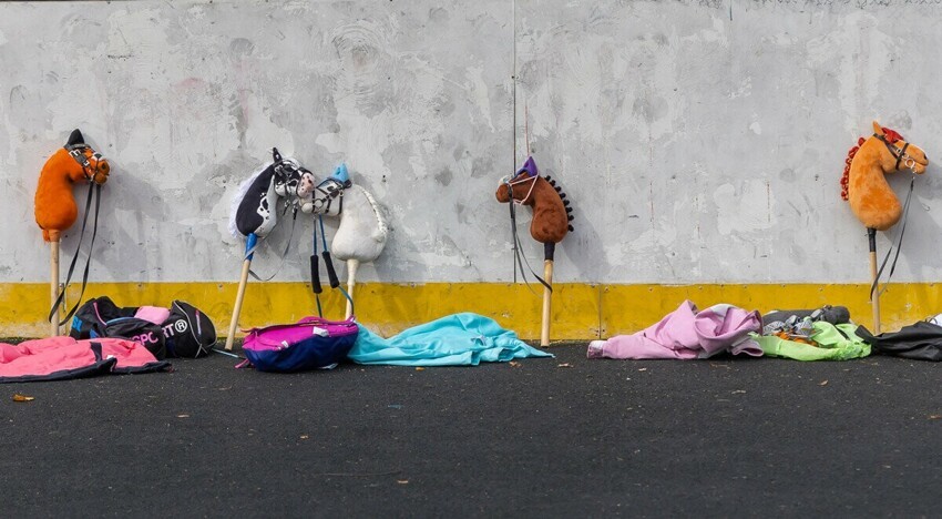 Хоббихорсинг: как скачки на игрушечных лошадях стали настоящим спортом