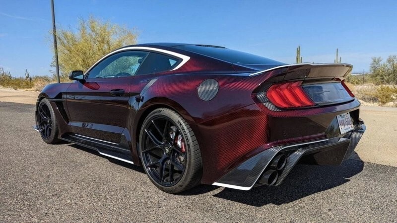 Посмотрите на мощный Ford Mustang с полностью карбоновым кузовом