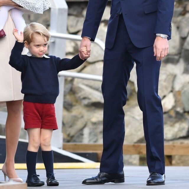 Принц Джордж все время ходит в шортах, потому что дресс-код есть даже у детей: только взрослым положено носить брюки, так что до 8 лет в любую погоду мальчик вынужден быть в шортах