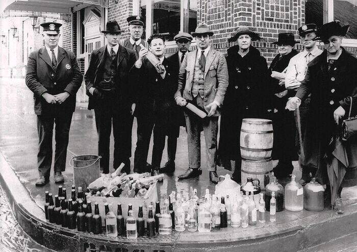 19. [17 января 1920] Полиция Чикаго хвастается успехами по изъятию алкоголя в первый день Сухого закона
