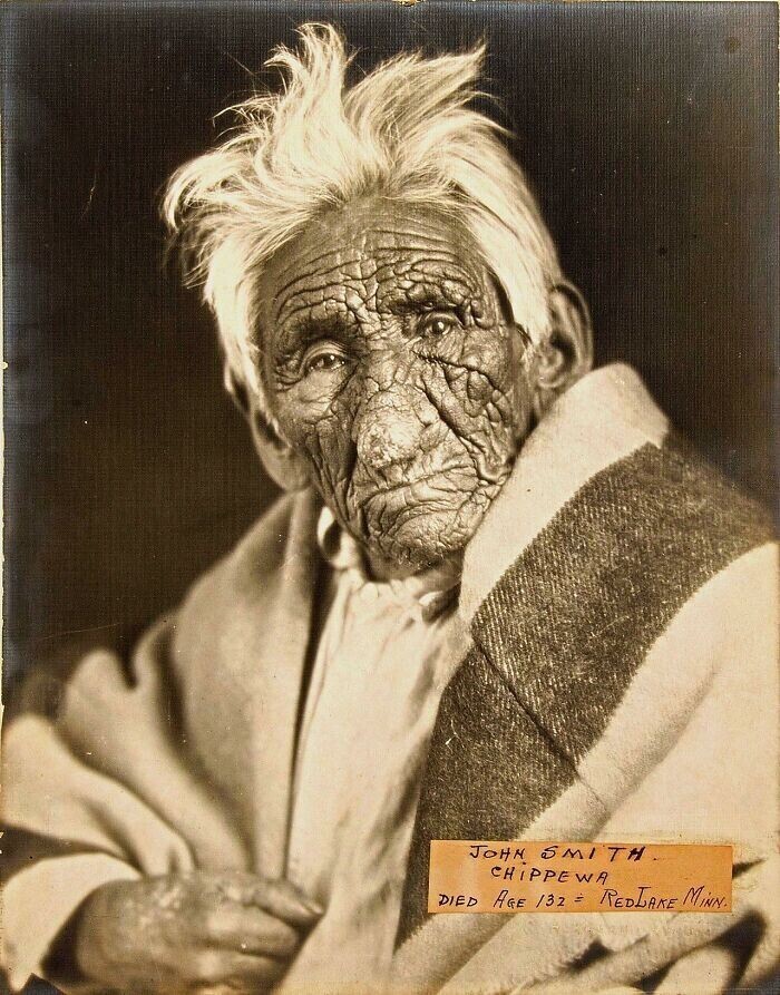 5. [6 февраля 1922 г.] Умер вождь Джон Смит. Он был индейцем оджибве (чиппева), который всю свою жизнь прожил в Касс-Лейк, штат Миннесота, и, по слухам, ему было 137 лет, когда он умер от пневмонии