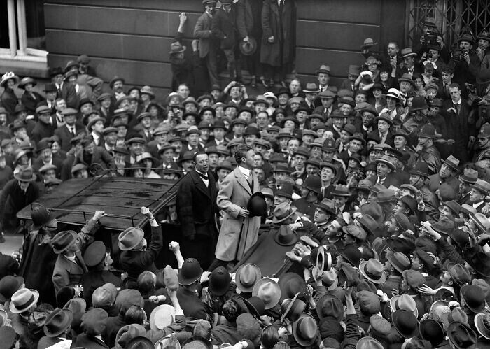 22. [9 сентября 1921 г.] Чарли Чаплин посещает Лондон, и его встречают тысячи людей