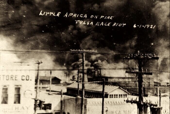25. [1 июня 1921] Гринвуд, афроамериканский деловой и жилой район Талсы, сожжен белыми бунтовщиками