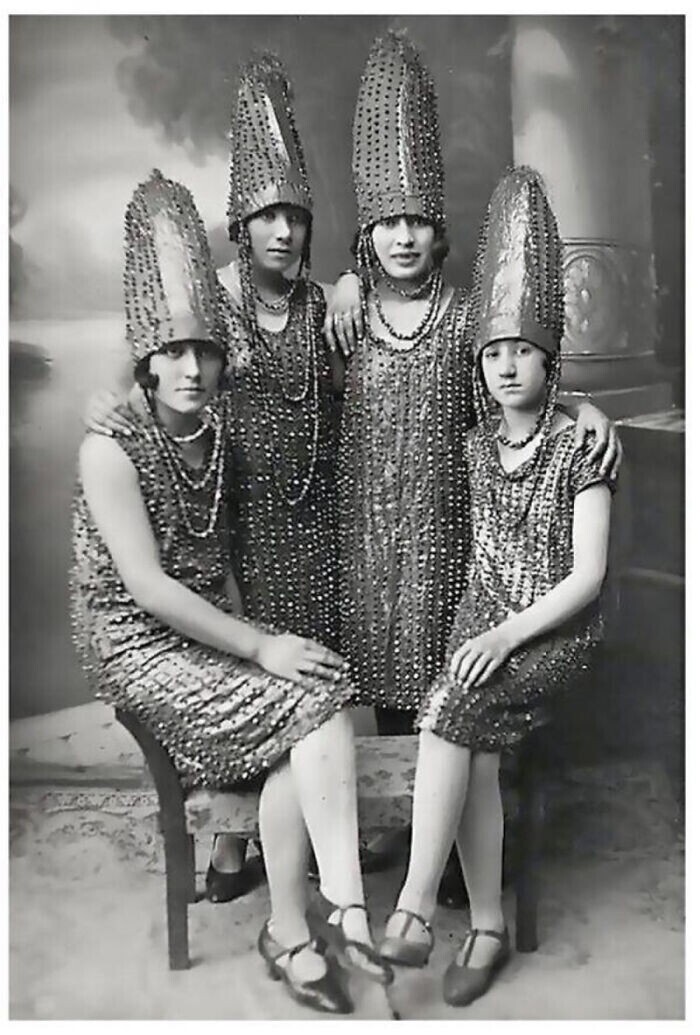 27. [26 июля 1920] Водевильная группа «Pickle Sisters» ("Огуречные сестры"). Так называют женщин, которые занимаются сексом с одним и тем же мужчиной