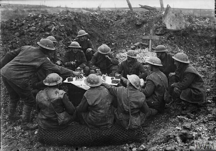 24. [дек. 25, 1916] Британские солдаты едят рождественский ужин в воронке