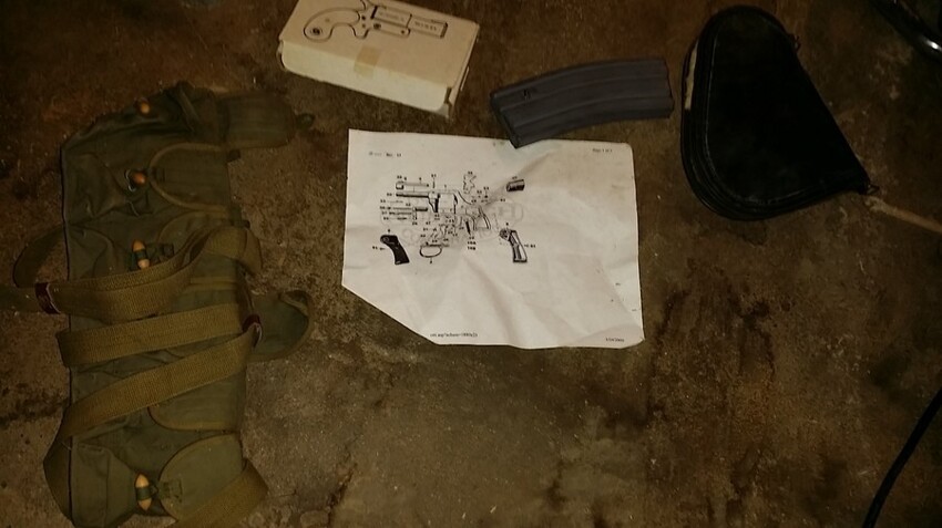 Еще немного обыскав непосрественно подвал, новый владелец дома нашел еще несколько предметов, связанных с оружием