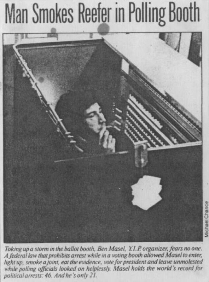 21. Активист Бен Мазель курит косяк во время голосования на президентских выборах в США 1976 года, воспользовавшись законом, запрещающим аресты во время голосования