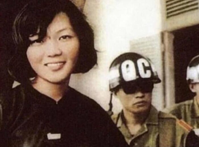 24. Во Тхи Тханг улыбается после того, как правительство Южного Вьетнама приговорило ее к 20 годам каторжных работ в тюремном лагере, 1968 год