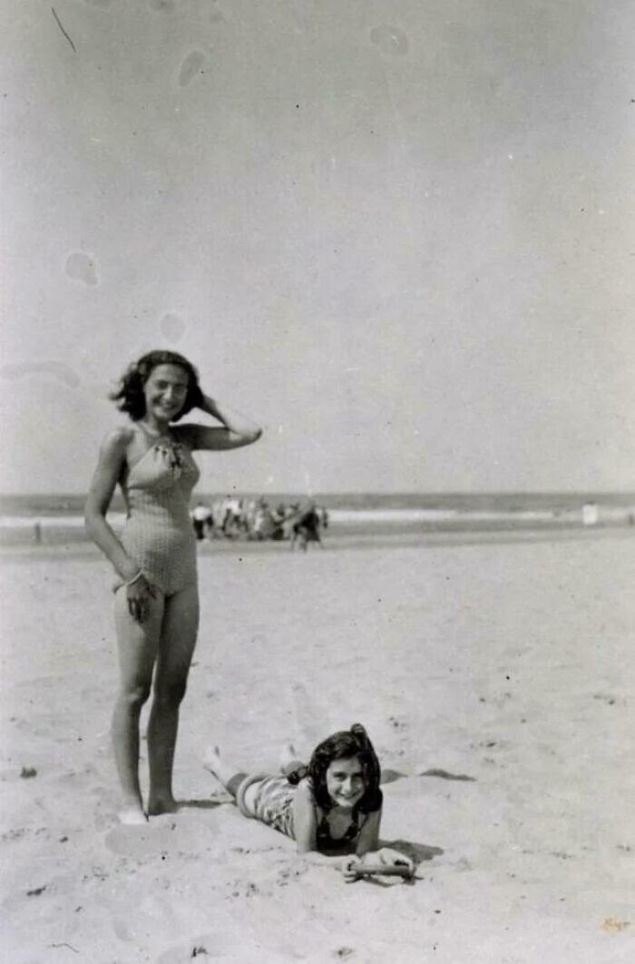 16. Анна Франк и ее сестра Марго на пляже, Зандворт, август 1940 года