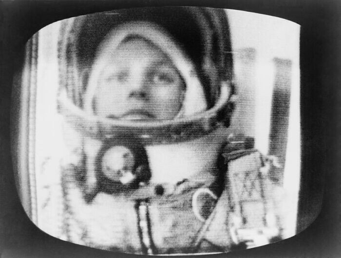 32. Первая женщина-космонавт Валентина Терешкова во время пятого оборота вокруг Земли, 16 июня 1963 года
