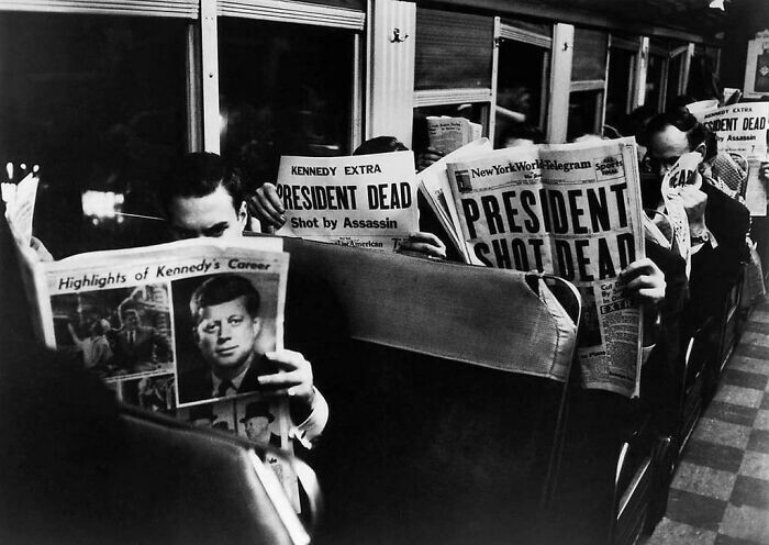 31. Пассажиры в Нью-Йорке вечером 22 ноября 1963 года, в день убийства Джона Кеннеди
