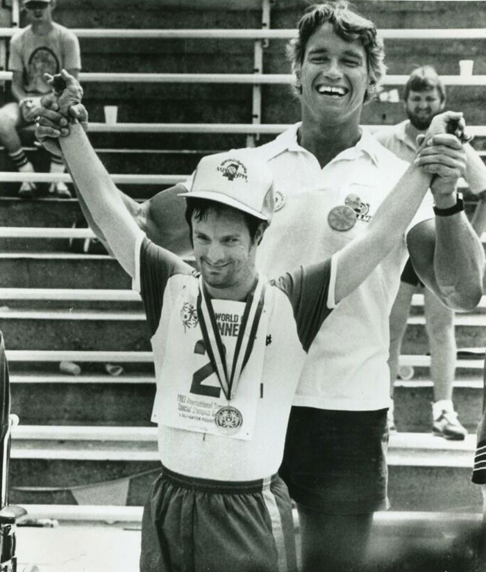 12. Арнольд Шварценеггер поддерживает спортсменов-инвалидов в начале 1990-х