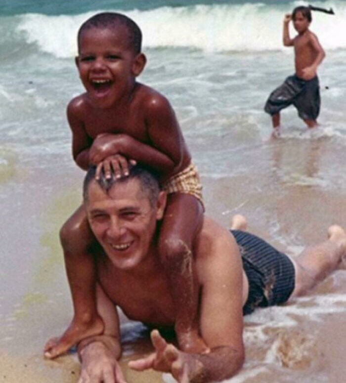15. Маленький Барак Обама на пляже со своим дедушкой, 1963 год