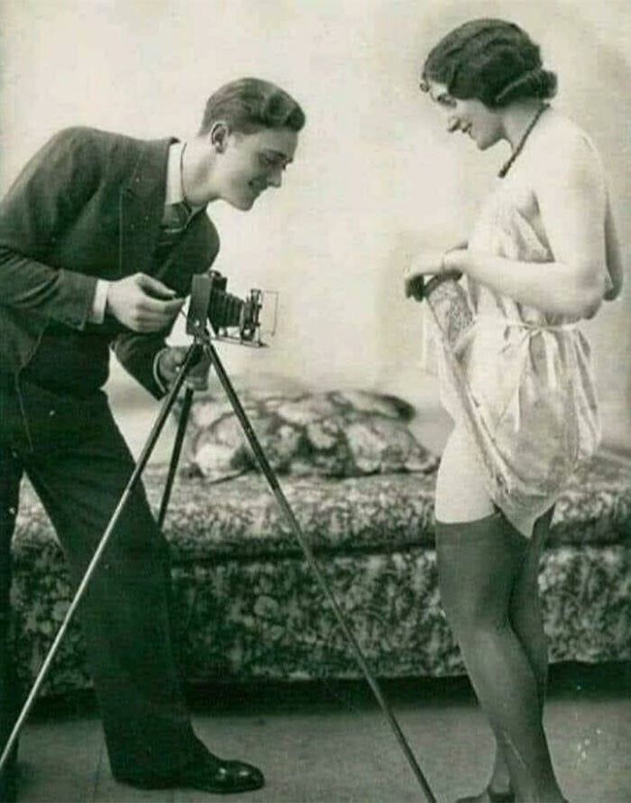 33. Жак Бидерер, первый фотограф в истории, специализирующийся на эротических фотографиях. Эта фотография была сделана в Париже в 1928 году