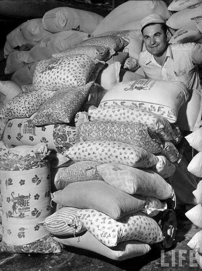 1. Когда производители муки поняли, что женщины шьют детям одежду из их мешков, мукомольные заводы 1930-х годов начали использовать ткань с узорами. Фото 1939 года