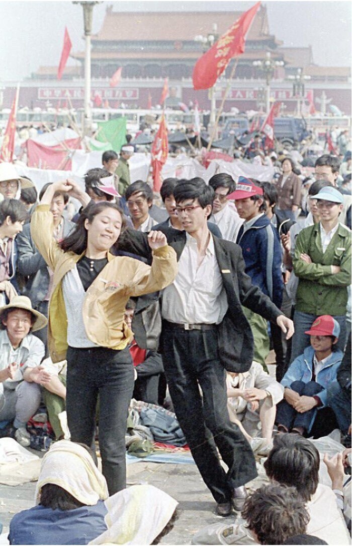 17. Площадь Тяньаньмэнь незадолго до бойни, 4 июня 1989 года