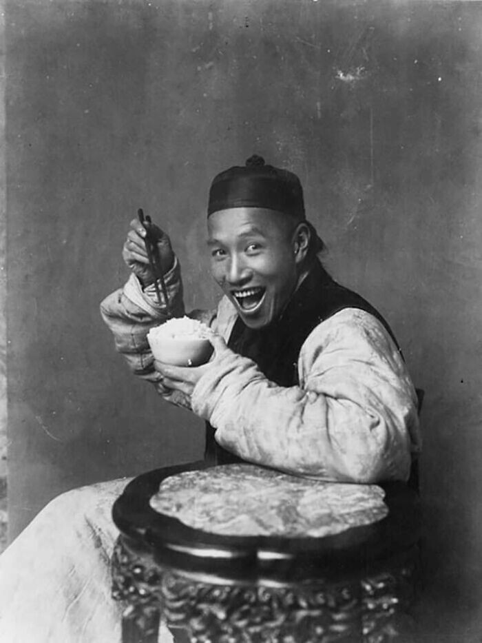 4. "Самый счастливый человек в Китае". Фото сделано в 1901 году британскими антропологами. Китаец не знал, что его снимают для "серьезного дела", и решили подурачиться