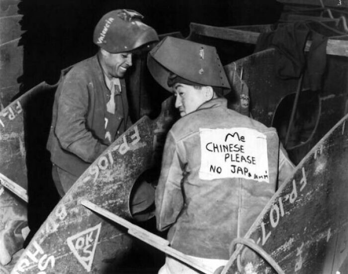 30. Китайско-американский рабочий в Лос-Анджелесе пришил рукописный знак на куртку, чтобы его не приняли за японца ("Меня китаец, пожалуйста, не японец"). 1942 год