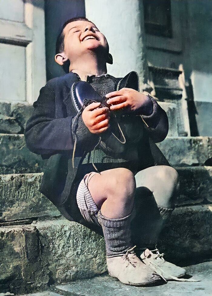 8. Шестилетний австриец в восторге от новой пары обуви, подаренной ему Красным Крестом. Фото было опубликовано в журнале Life в 1946 году