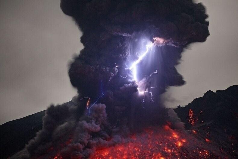 Вулканическая молния. Фотограф Martin Rietze