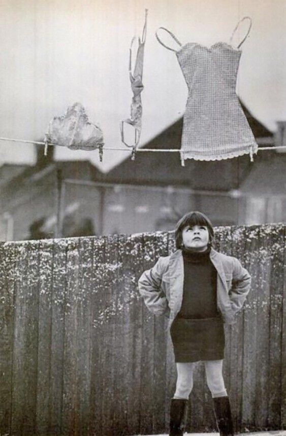Девочка смотрит на замерзшее белье Норвегия, 1963 год