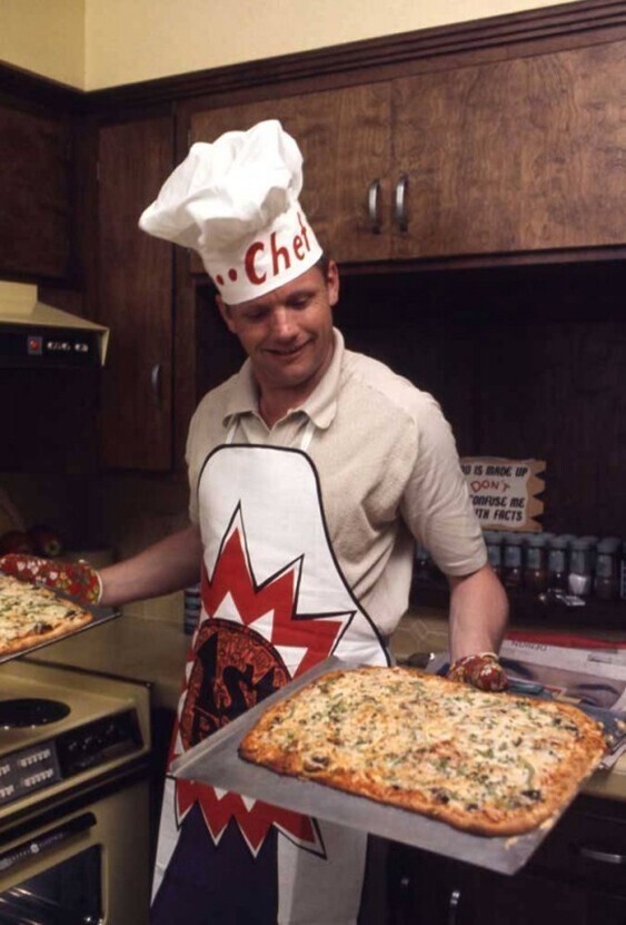 Астронавт Нил Армстронг, готовит пиццу. 1969 год
