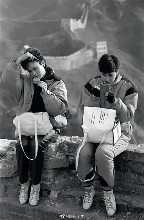  Модели готовятся к рекламной фотосессии на Великой китайской стене, 1988 год