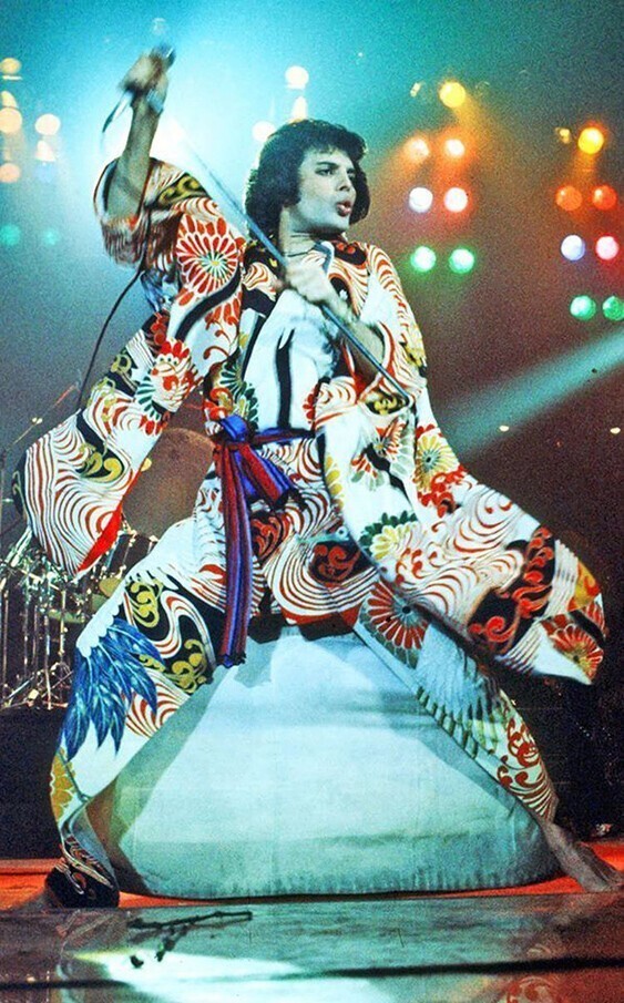 Фредди Меркьюри во время своего выступления в Японии, 1975 год