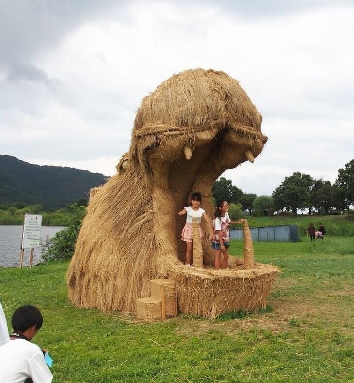 На японских полях вновь появились гигантские звери из соломы