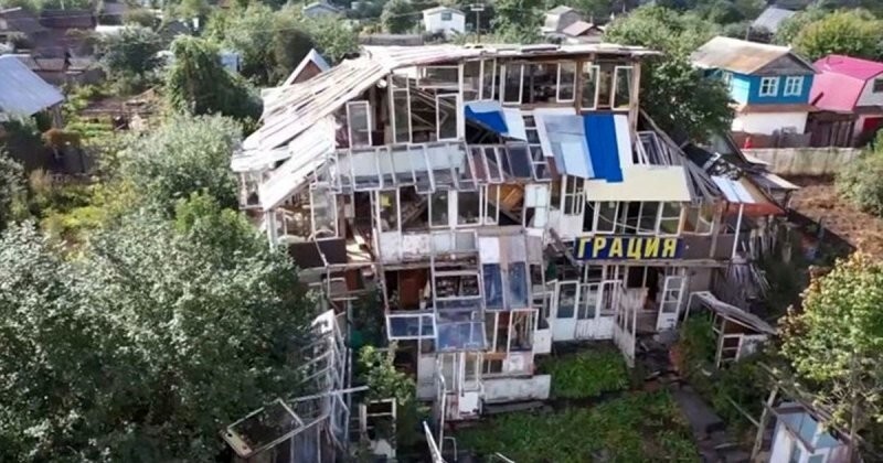 Житель Башкирии построил пятиэтажный «шалаш» из старых окон