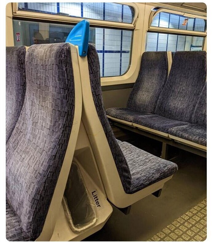 В поезде между сиденьями оборудовали место для мусора