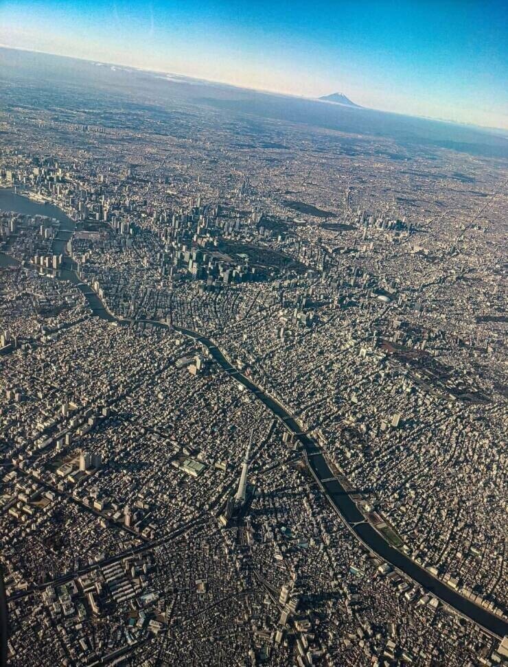 24. Вот как Токио, самый большой город на Земле, выглядит с самолета