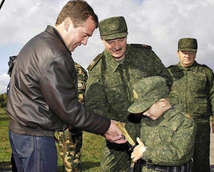 9. Щедрый Медведев дарит Коле Лукашенко золотой пистолетик. Конец нулевых