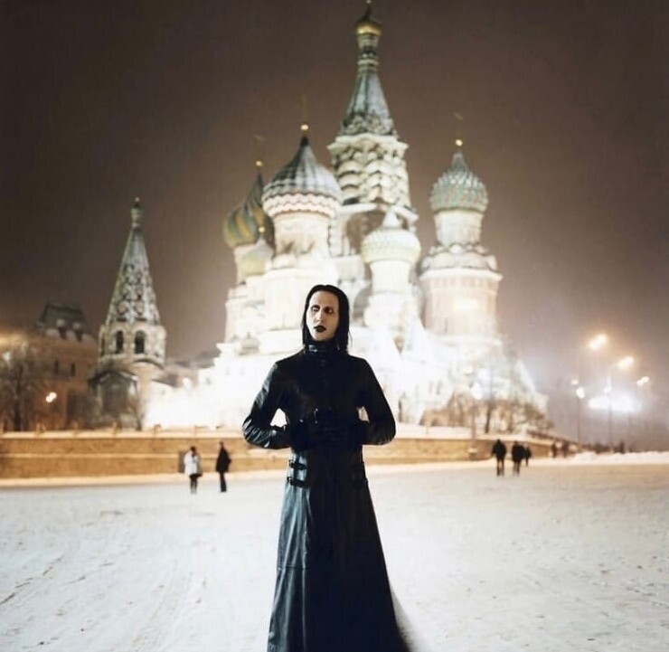 8. Мэрилин Мэнсон гуляет по зимней Красной площади. Фото сделано 24 февраля 2001 года
