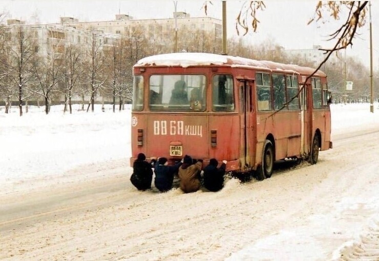 14. Ребята катаются держась за задний бампер автобуса ЛИАЗ-677. Тольятти, 2000 год